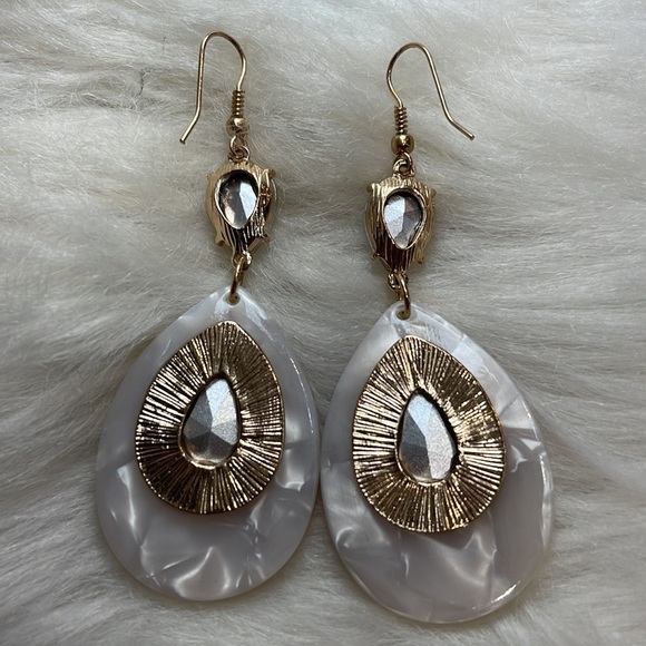 Iridescent pearl teardrop earrings - Picture 4 of 4